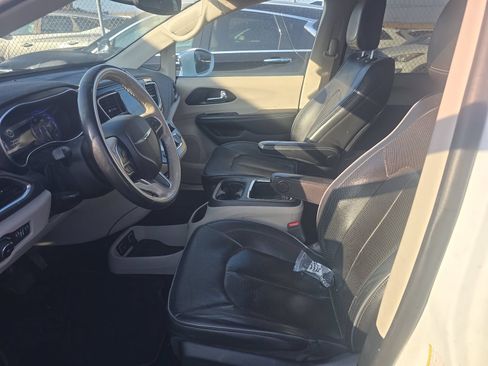 Used 2020 Chrysler Pacifica Limited FWD image 7