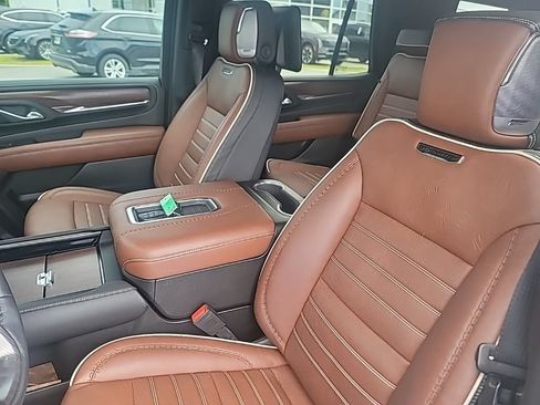 Used 2023 GMC Yukon Denali Ultimate AWD/4WD image 19