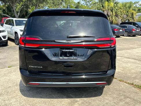New 2025 Chrysler Pacifica Select FWD image 4