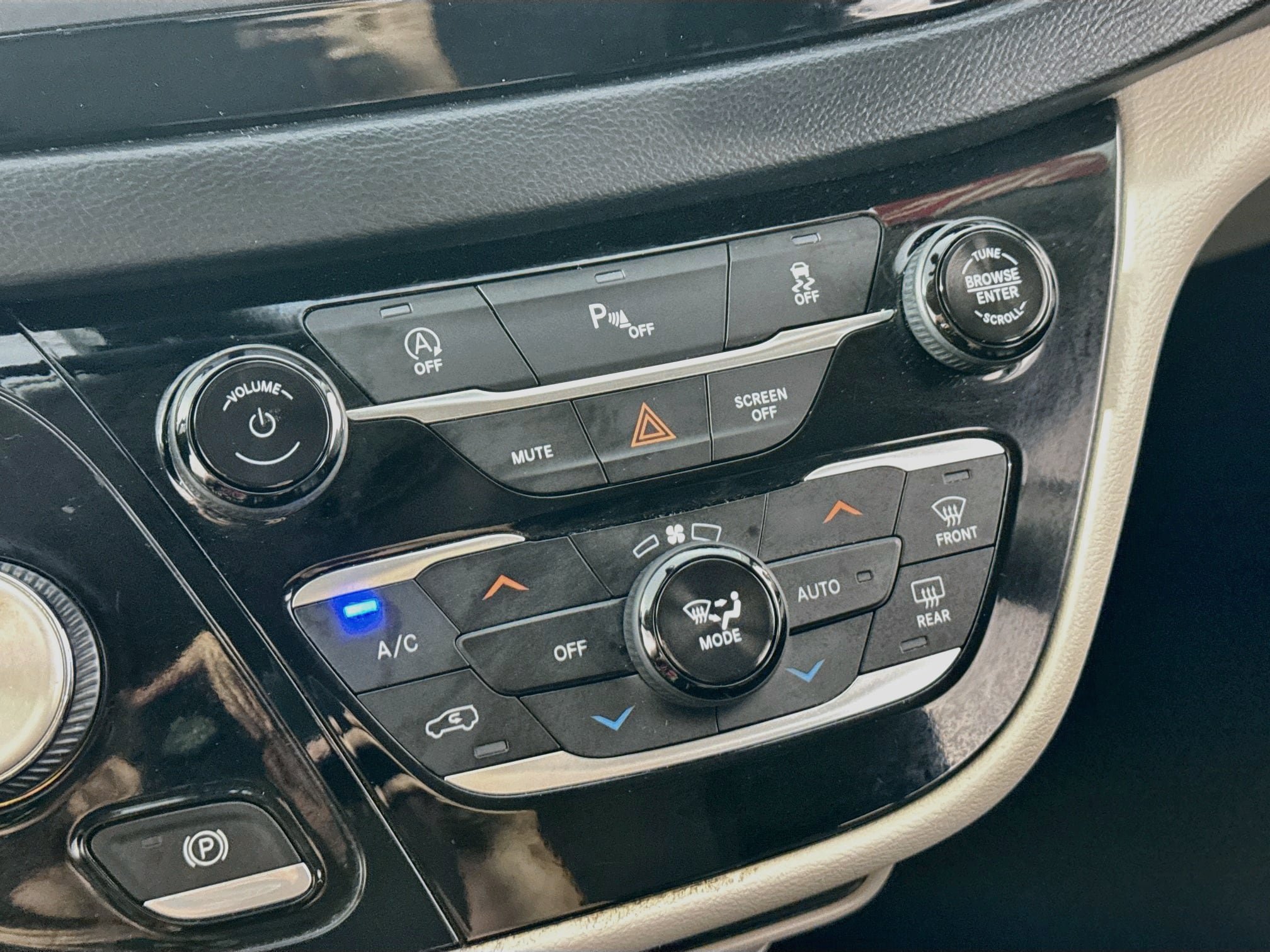 Used 2020 Chrysler Pacifica Touring-L FWD image 17