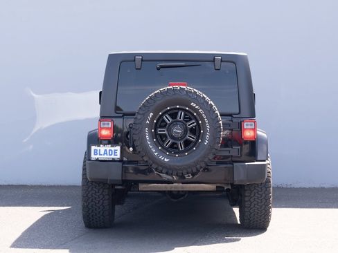 Used 2018 Jeep Wrangler Unlimited Sahara AWD/4WD image 16