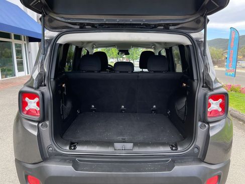 Used 2017 Jeep Renegade Latitude FWD image 9