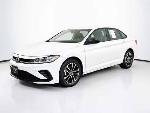 Used 2025 Volkswagen Jetta Sport FWD image 3