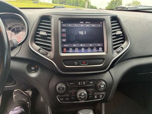 Used 2019 Jeep Cherokee Trailhawk AWD/4WD image 18