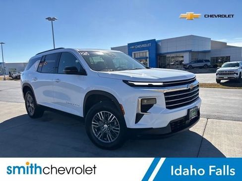 Certified 2025 Chevrolet Traverse LT image 1