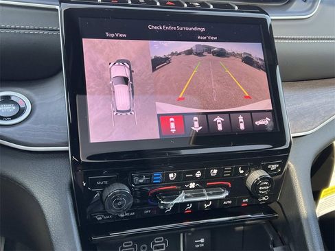 New 2025 Jeep Grand Cherokee Limited image 16