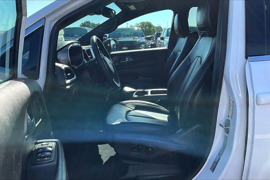 Used 2025 Chrysler Pacifica Select FWD image 27