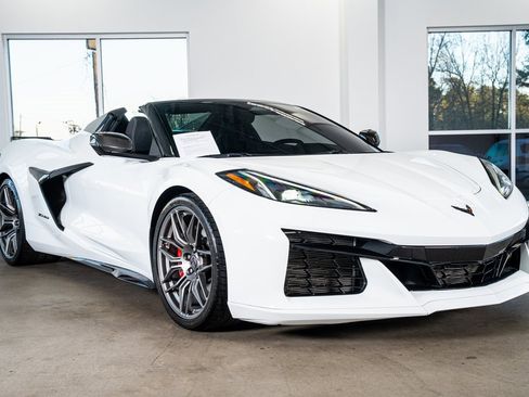 Used 2024 Chevrolet Corvette Z06 w/ LPO, Roadside Safety Package image 4