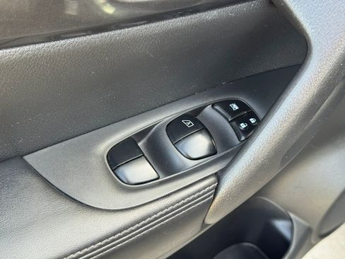 Used 2018 Nissan Rogue SV AWD/4WD image 12
