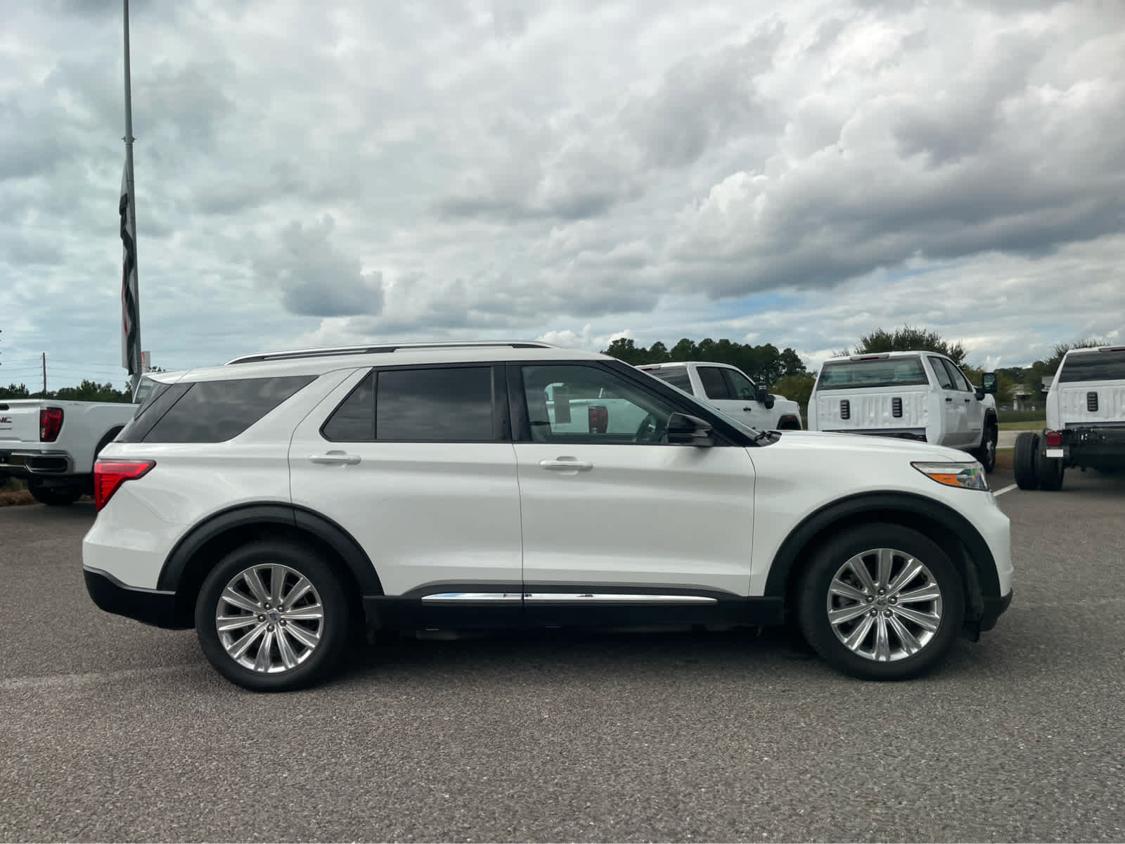 Used 2021 Ford Explorer Limited w/ Equipment Group 301A RWD image 4