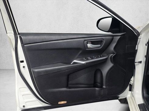 Used 2016 Toyota Camry SE w/ Moonroof Package image 7