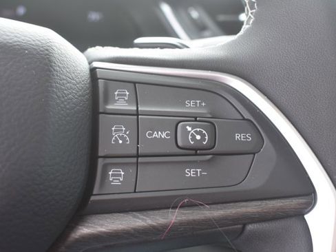 Used 2025 Jeep Grand Cherokee L Limited w/ Luxury Tech Group II image 24