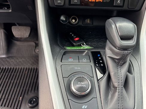 Used 2025 Toyota RAV4 XLE w/ Convenience Package image 20