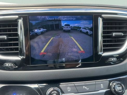 Used 2017 Chrysler Pacifica Touring-L FWD image 20
