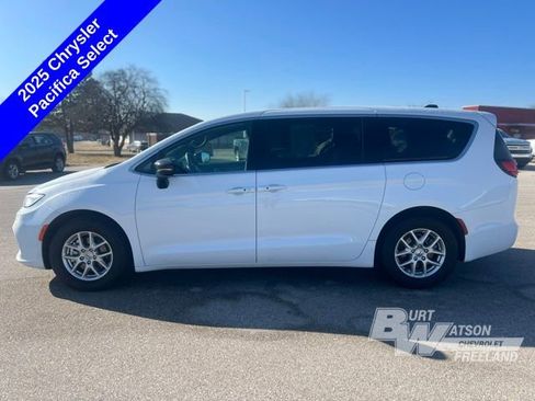 Used 2025 Chrysler Pacifica Select image 3