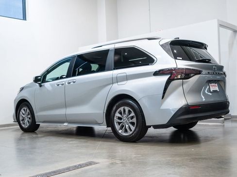Used 2024 Toyota Sienna XLE FWD image 7