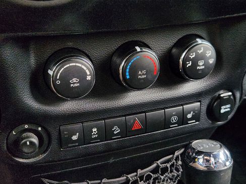 Used 2013 Jeep Wrangler Unlimited Sahara w/ Connectivity Group image 31