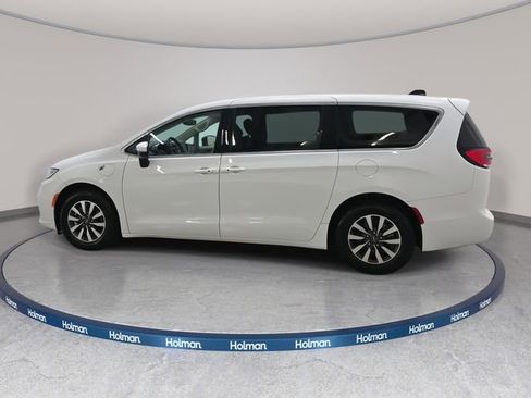 Used 2023 Chrysler Pacifica Touring-L image 9