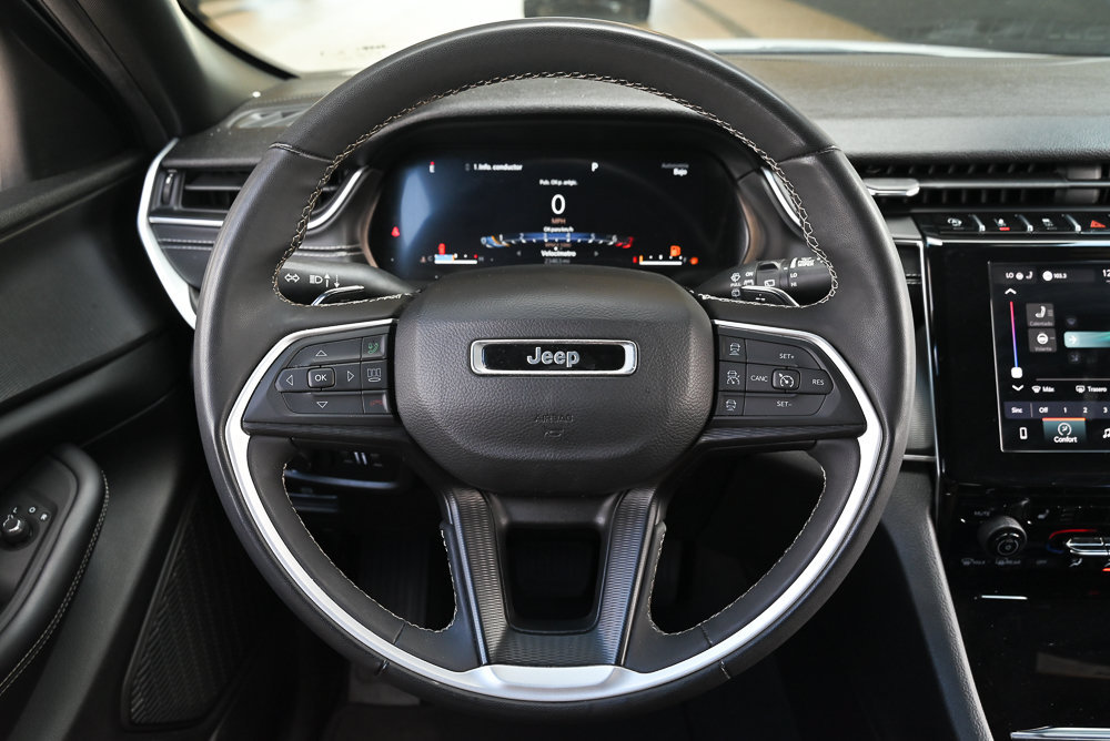 Used 2023 Jeep Grand Cherokee Altitude RWD image 12