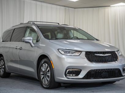 Used 2021 Chrysler Pacifica Touring-L w/ Uconnect Theater Family Group