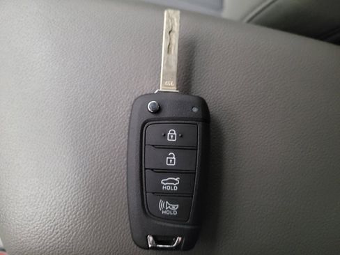 Used 2025 Hyundai Elantra SE FWD image 32
