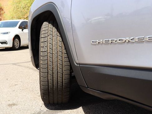 Used 2020 Jeep Cherokee Limited FWD image 6