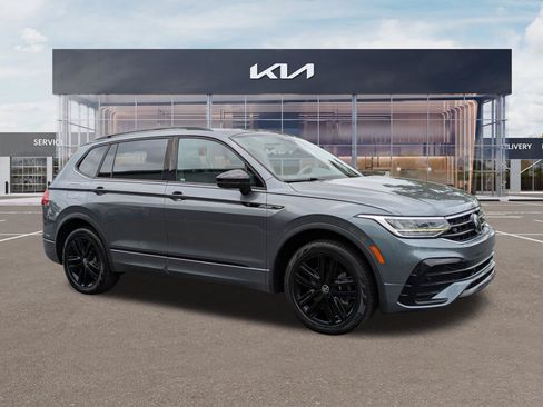 Used 2022 Volkswagen Tiguan SE R-Line FWD image 1
