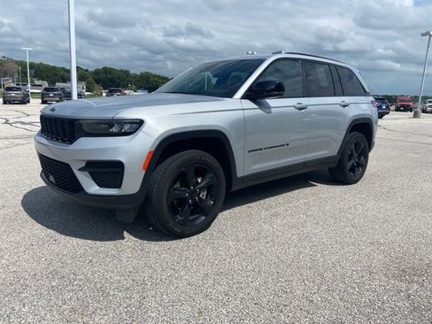 Used 2023 Jeep Grand Cherokee Altitude image 4