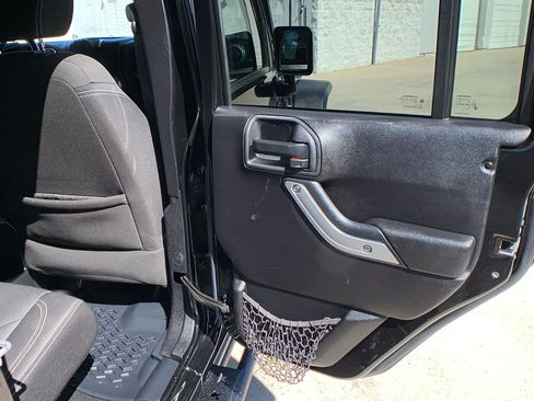 Used 2015 Jeep Wrangler Unlimited Sahara w/ Connectivity Group AWD/4WD image 21