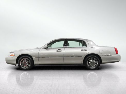 Used 2006 Lincoln Town Car Signature Limited RWD image 2
