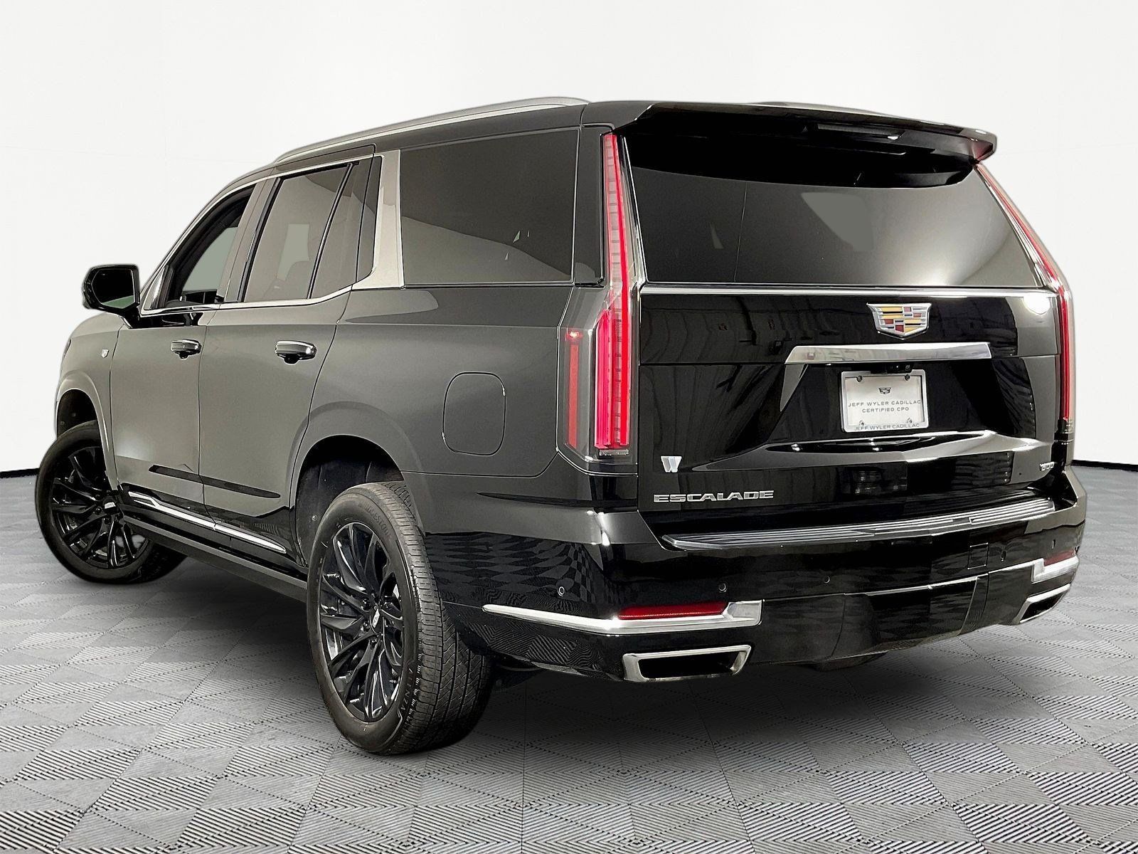 Used 2025 Cadillac Escalade Premium Luxury w/ LPO, Floor Liner Package AWD/4WD image 4