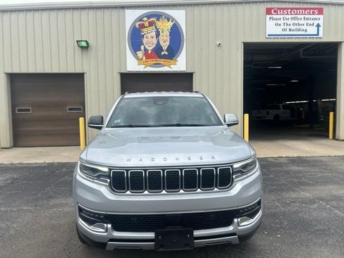 Used 2025 Jeep Wagoneer L Series II w/ 8-pass Seating Package AWD/4WD image 13