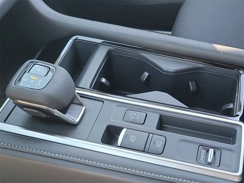 New 2025 Nissan Pathfinder SV w/ SV Premium Package image 16