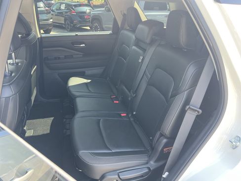 Used 2024 Nissan Pathfinder SL AWD/4WD image 17