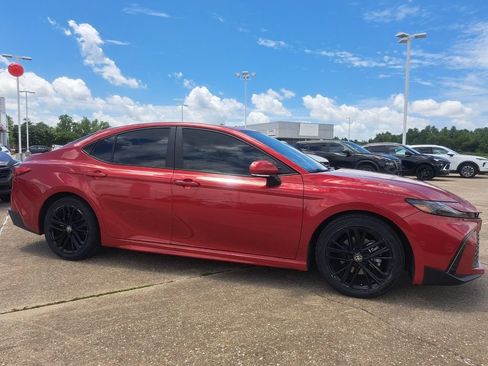 Used 2025 Toyota Camry SE w/ Convenience Package FWD image 2