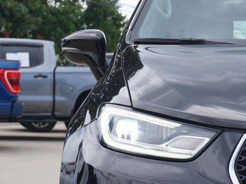 Used 2024 Chrysler Pacifica Touring-L FWD image 9