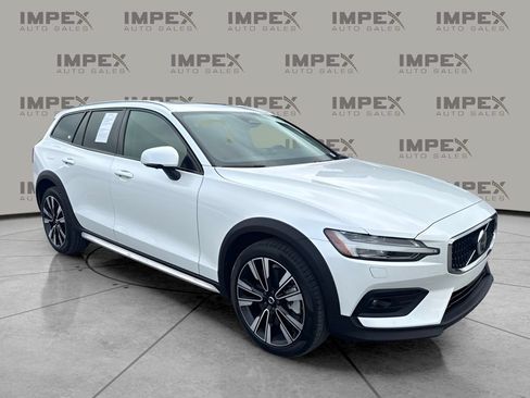 Used 2025 Volvo V60 B5 Cross Country Ultra AWD/4WD image 7