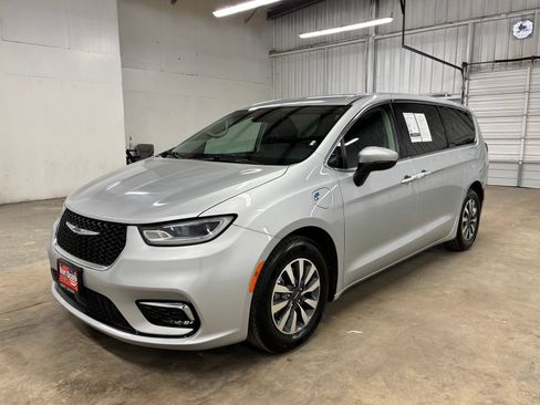 Used 2023 Chrysler Pacifica Touring-L FWD image 3
