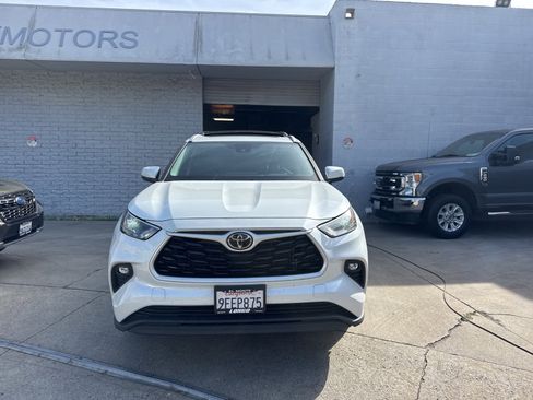 Used 2023 Toyota Highlander XLE image 2