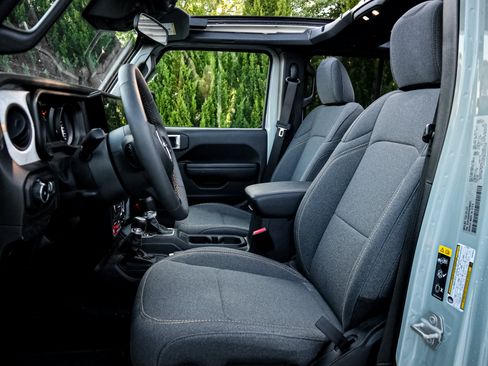 Used 2024 Jeep Wrangler Unlimited Sport AWD/4WD image 7