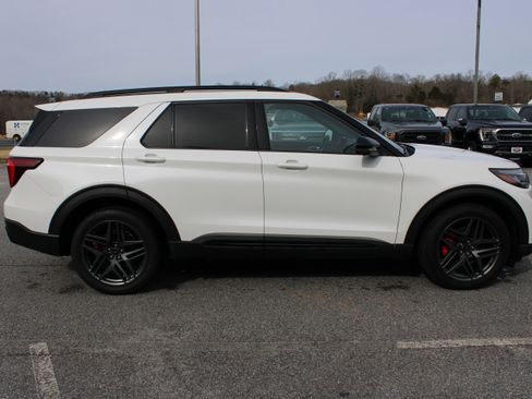 Used 2025 Ford Explorer ST image 5