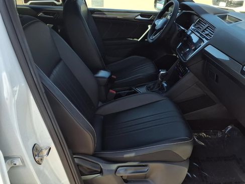 Certified 2022 Volkswagen Tiguan SE R-Line FWD image 25
