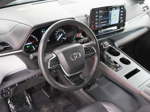 Used 2024 Toyota Sienna XSE FWD image 22
