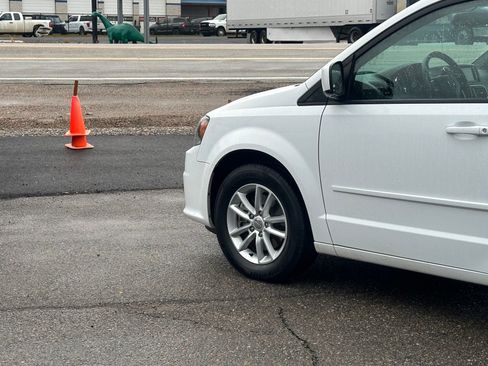 Used 2017 Dodge Grand Caravan SE image 8