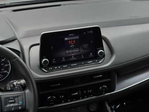 Used 2025 Nissan Rogue SV FWD image 17