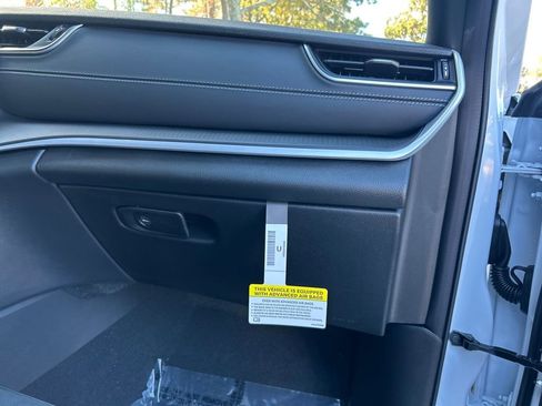 New 2025 Jeep Grand Cherokee L Altitude image 30