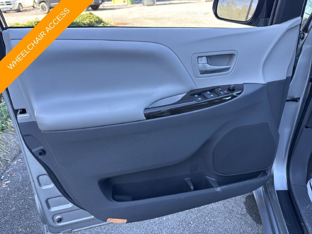 Used 2017 Toyota Sienna XLE Premium FWD image 24