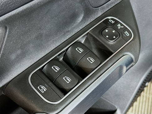 New 2025 Mercedes-Benz GLB 250 4MATIC image 17