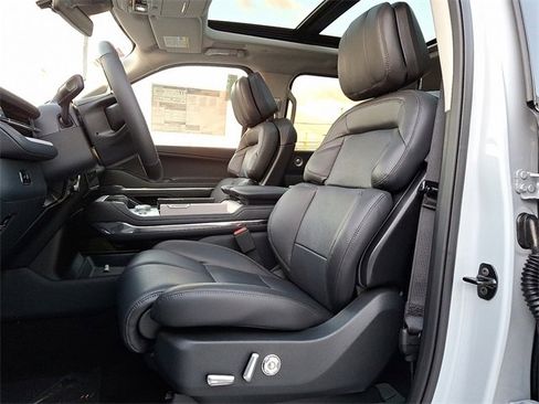 New 2025 Lincoln Navigator Reserve image 11