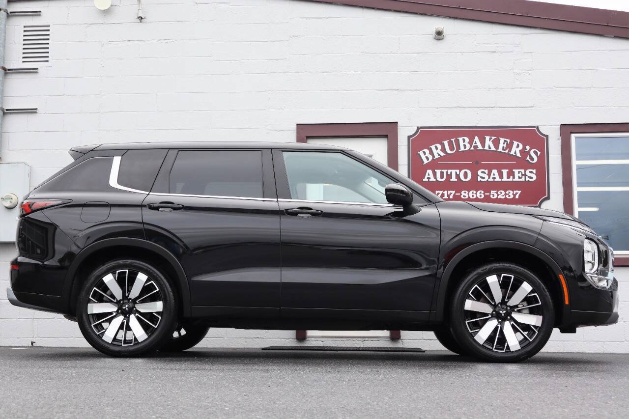 Used 2025 Mitsubishi Outlander SE AWD/4WD image 1